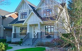 Balaclava Park House Close Ubc And Downtown